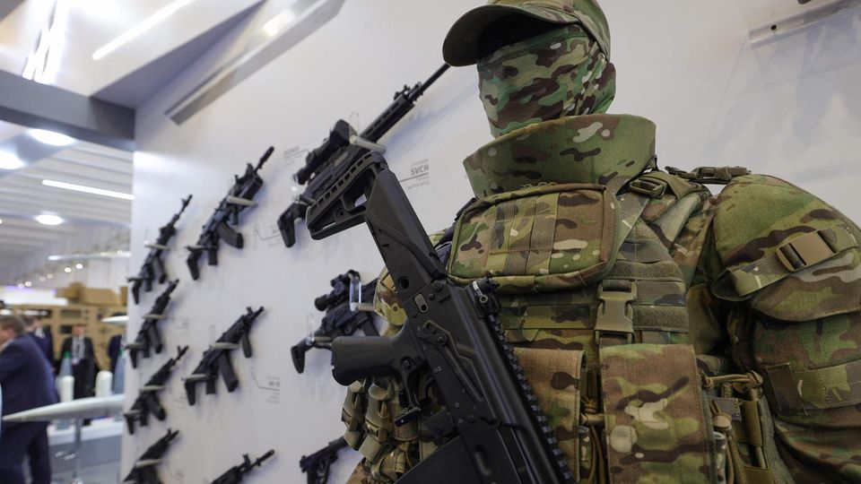Militärische Ausrüstung wird im russischen Pavillon auf der "World Defense Show 2024"