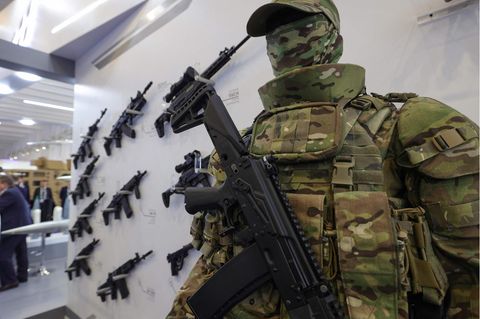 Militärische Ausrüstung wird im russischen Pavillon auf der "World Defense Show 2024"