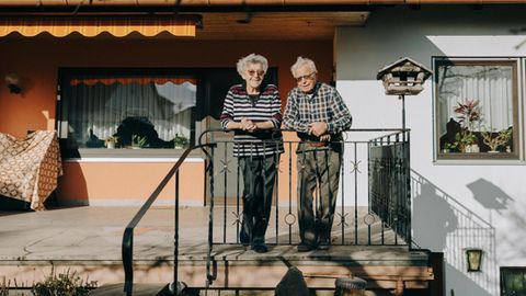 Ein altes Paar vor ihrem Haus