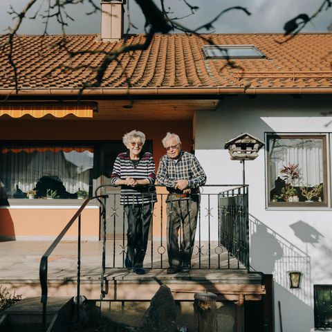 Ein altes Paar vor ihrem Haus Ein altes Paar vor ihrem Haus