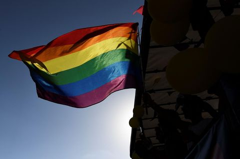 Die Regenbogenflagge ist in Russland ein als extremistisch eingestuftes Symbol – Polizeiaktionen und Gerichtsurteile zeigen, wie willkürlich der Staat sie für ihre Zwecke nutzt.