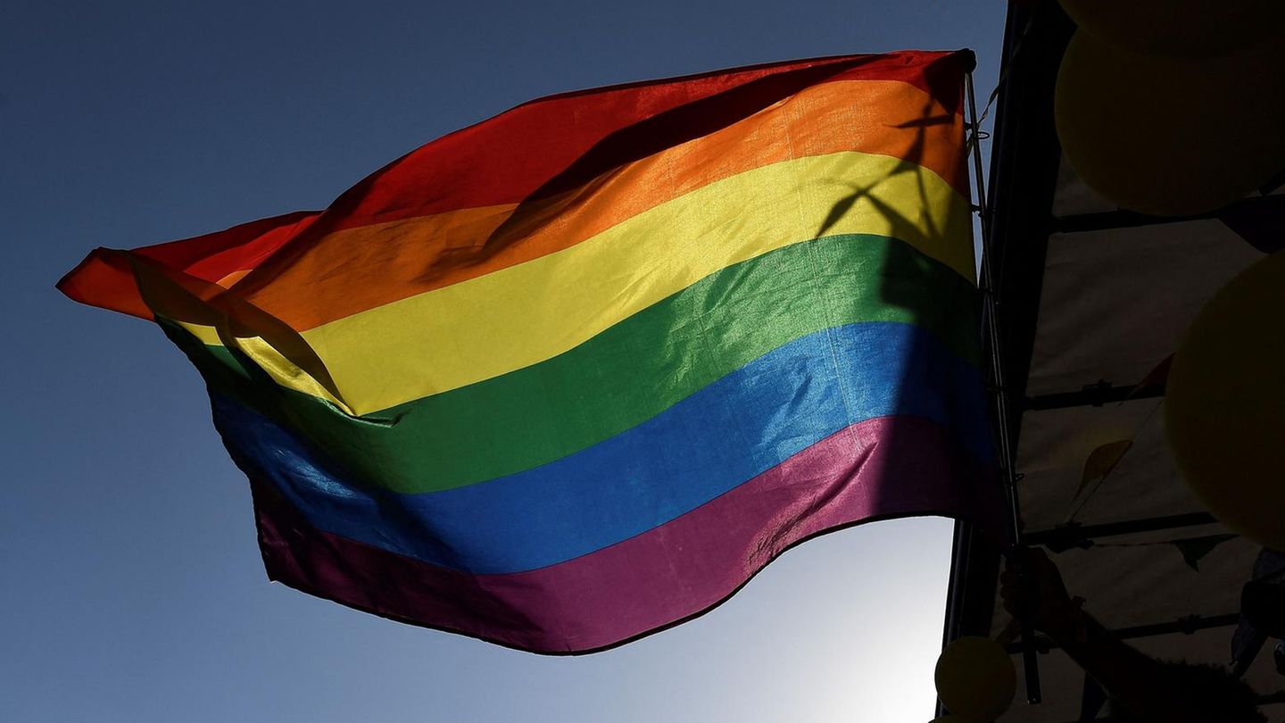 Die Regenbogenflagge ist in Russland ein als extremistisch eingestuftes Symbol – Polizeiaktionen und Gerichtsurteile zeigen, wie willkürlich der Staat sie für ihre Zwecke nutzt.