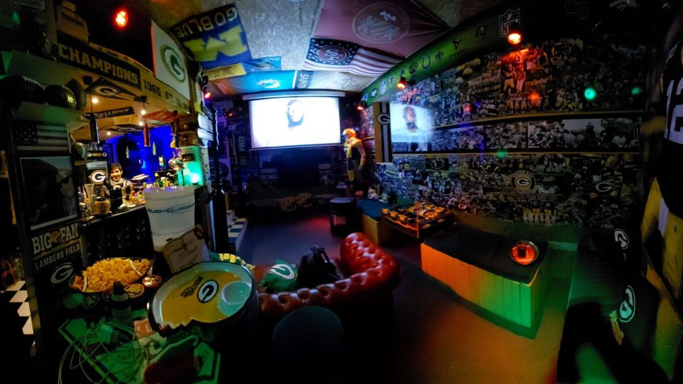 Super Bowl 2024: Lovingly decorated: Matthias Kraus calls his small football arena “Man Cave”. He kept them in a barn next to the main house. Super Bowl 2024: Lovingly decorated: Matthias Kraus calls his small football arena “Man Cave”. He kept them in a barn next to the main house.