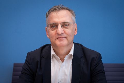 Torsten Schmidt ist Ökonom am Wirtschaftsforschungsinstituts RWI in Essen. Er studierte Volkswirtschaftslehre an der Universität Göttingen und wurde im Jahr 2000 an der Universität Zürich promoviert. Schmidt ist regelmäßig an der Erstellung der Gemeinschaftsdiagnose der führenden deutschen Wirtschaftsforschungsinstitute beteiligt und ist für die RWI-Konjunkturberichte sowie den Containerumschlag-Index verantwortlich