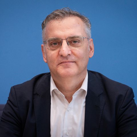 Torsten Schmidt ist Ökonom am Wirtschaftsforschungsinstituts RWI in Essen. Er studierte Volkswirtschaftslehre an der Universität Göttingen und wurde im Jahr 2000 an der Universität Zürich promoviert. Schmidt ist regelmäßig an der Erstellung der Gemeinschaftsdiagnose der führenden deutschen Wirtschaftsforschungsinstitute beteiligt und ist für die RWI-Konjunkturberichte sowie den Containerumschlag-Index verantwortlich