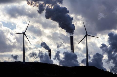 Windenergieanlage auf der Halde Scholven, direkt neben dem E.ON Steinkohle Kraftwerk Scholven