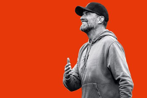 Collage zeigt ein Schwarz-Weiß-Bild von Jürgen Klopp, einem Mann mit Kappe und Pulli
