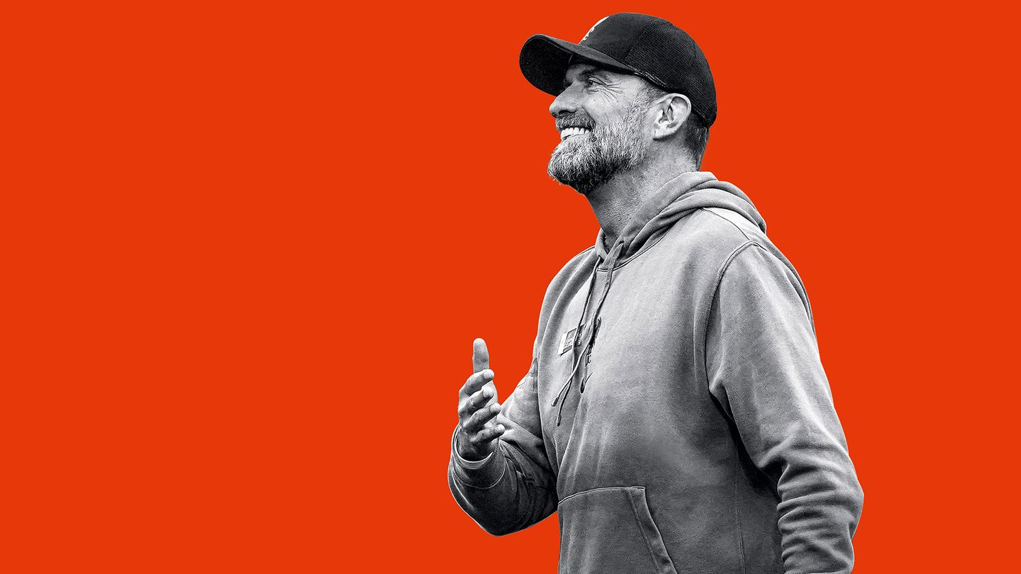 Collage zeigt ein Schwarz-Weiß-Bild von Jürgen Klopp, einem Mann mit Kappe und Pulli