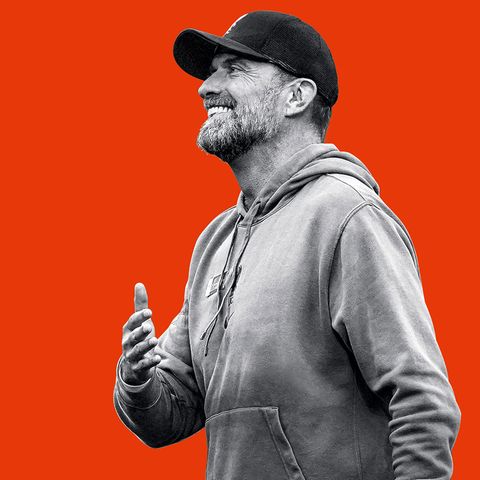 Collage zeigt ein Schwarz-Weiß-Bild von Jürgen Klopp, einem Mann mit Kappe und Pulli