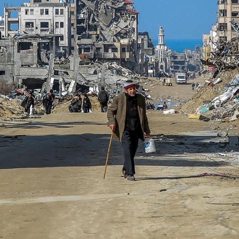 Ein Bewohner von Gaza-Stadt geht durch ein komplett zerstörtes Viertel