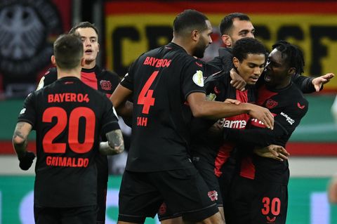 Leverkusens Amine Adli (2.v.r) feiert sein Tor zum 2:2-Ausgleich