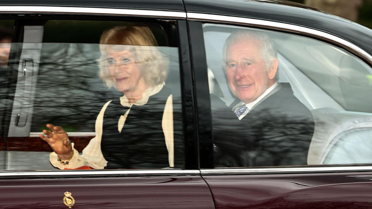 König Charles Krebs-Diagnose Charles und Camilla winken aus dem Auto