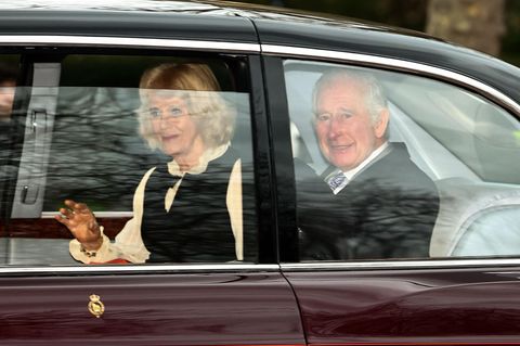 Charles und Camilla  winken aus dem Auto