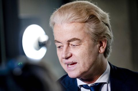 Geert WQilders neben einem Scheinwerfer