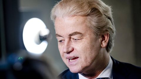 Geert WQilders neben einem Scheinwerfer