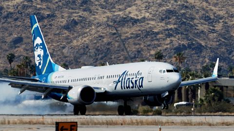 Eine Boeing 737-9 Max von Alaska Airlines am Flughafen Palm Springs. Bei einem baugleichen Flugzeug der Airline hatte sich jüngst ein Rumpfteil während eines Fluges gelöst