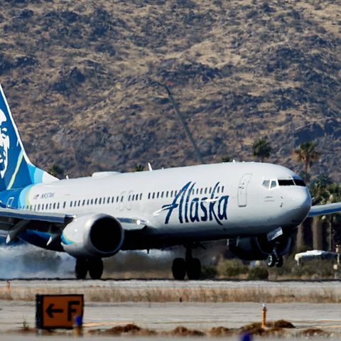 Eine Boeing 737-9 Max von Alaska Airlines am Flughafen Palm Springs. Bei einem baugleichen Flugzeug der Airline hatte sich jüngst ein Rumpfteil während eines Fluges gelöst