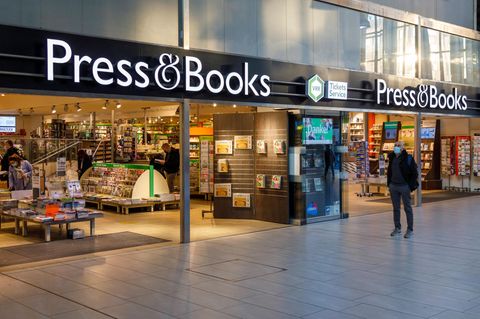 Magazin "Compact" fliegt aus zahlreichen Bahnhofsbuchhandlungen Vor einer Bahnhofsbuchhandlung laufen Menschen entlang