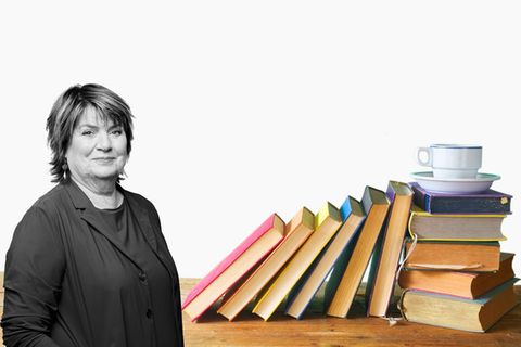 Christine Westermann mit Büchern im Hintergrund