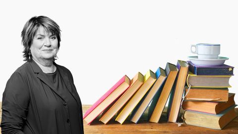 Christine Westermann mit Büchern im Hintergrund