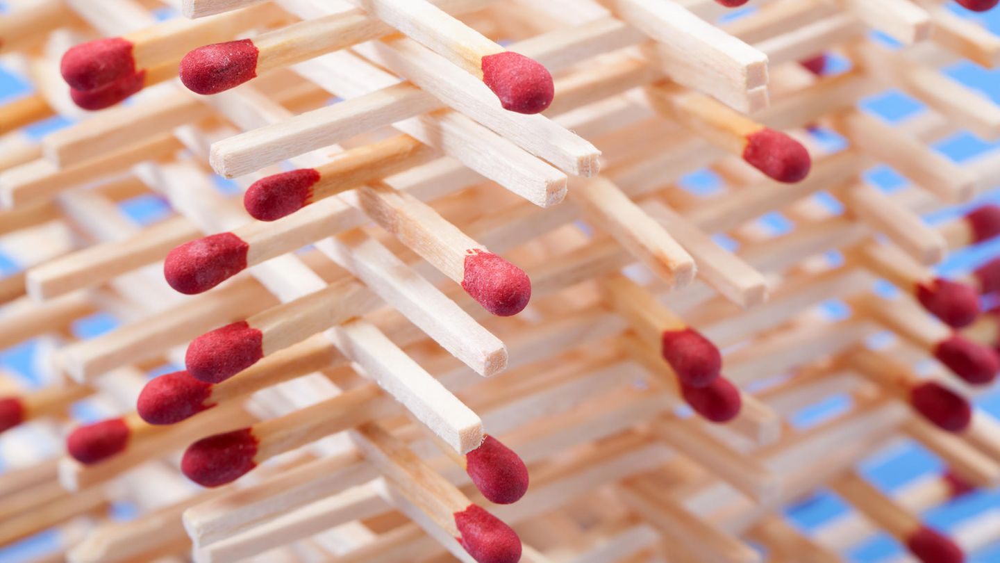 Streichhölzer als Symbolbild für Eiffelturm-Modell