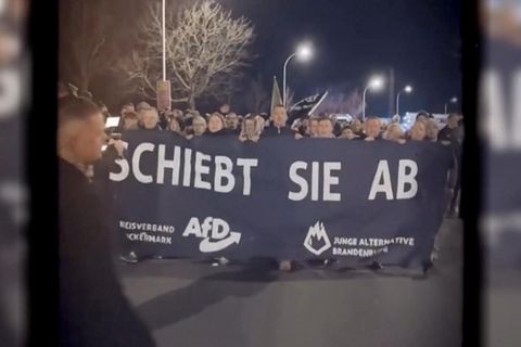 Die Junge Alternative ist die Jugendorganisation der AfD. Versteckte Aufnahmen zweier Reporterinnen zeigen, wie radikal der Umgangston innerhalb der Gruppe ist. Konfrontiert mit den von der Jungen Alternative getroffenen Aussagen, distanziert sich die AfD.