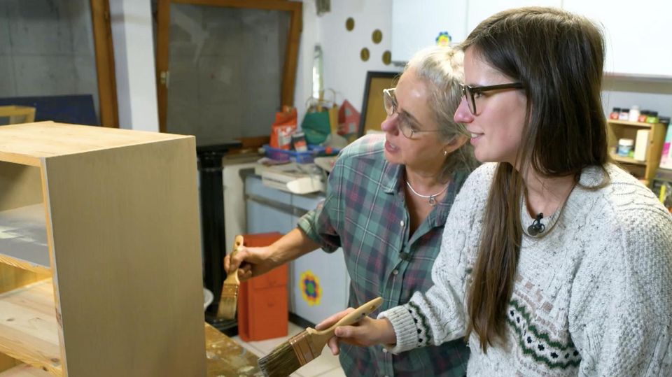Alte Möbel wieder neu aussehen lassen: Mit diesen einfachen Tricks macht man ungeliebte Möbelstücke wieder schick Mithilfe der Hobby-Upcyclerin Sabrina Kaspari zeigt unsere Reporterin, wie man mit einfachen Mitteln aus dem Baumarkt einem ungeliebten Möbelstück wieder neuen Glanz verleihen kann.