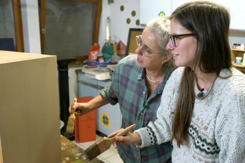Mithilfe der Hobby-Upcyclerin Sabrina Kaspari zeigt unsere Reporterin, wie man mit einfachen Mitteln aus dem Baumarkt einem ungeliebten Möbelstück wieder neuen Glanz verleihen kann.