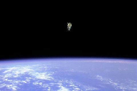 Bruce McCandless im Raumanzug mit Jetpack im All