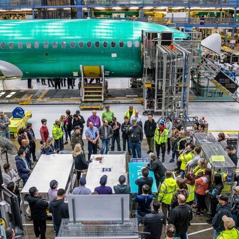 Boeing-Beschäftigte hören CEO Stan Deal zu