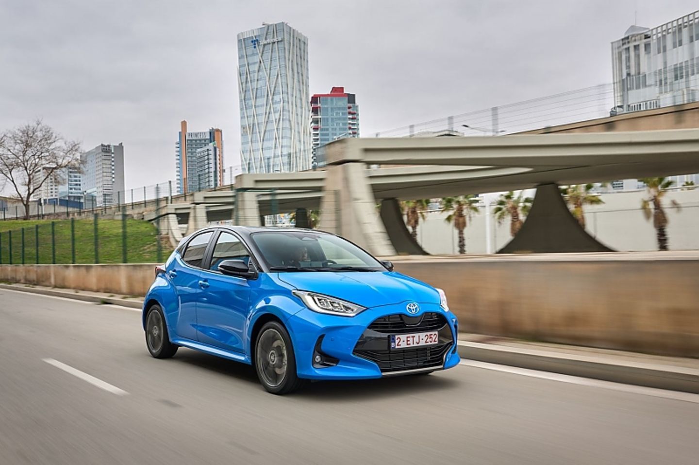Nach 9,2 Sekunden erreicht der Toyota Yaris Hybrid 130 aus dem 
Stand 100 km/h