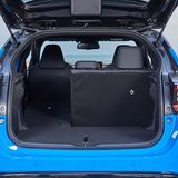 Der Kofferraum hat ein Fassungsvermögen von 286 Litern. Legt 
man die Lehnen der Rückbank um, werden bei fensterhoher 
Beladung