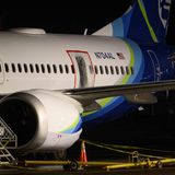 Eine Boeing 737 Max mit einer herausgerissenen Tür