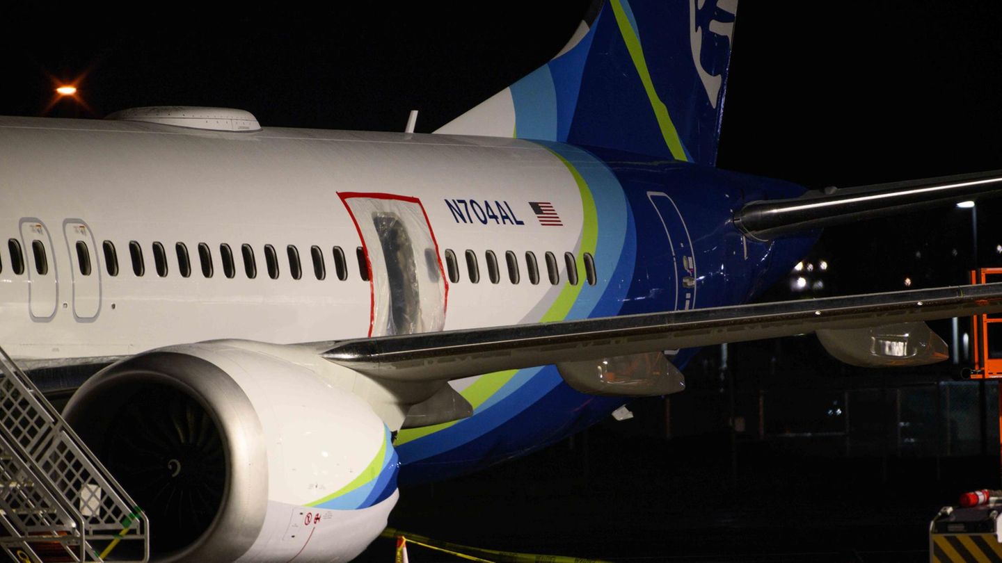 Eine Boeing 737 Max mit einer herausgerissenen Tür Eine Boeing 737 Max mit einer herausgerissenen Tür