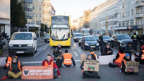 Klimaschützer der Letzten Generation sitzen auf einer Straße