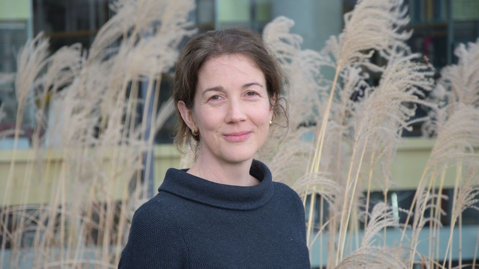Psychologin Veronika Engert vor einem Gebäude und Schilf Psychologin Veronika Engert vor einem Gebäude und Schilf