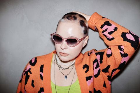 Kreative junge Frau mit Gepardendruck Haarkunst