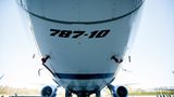 Eine Boeing 787-10 von unten