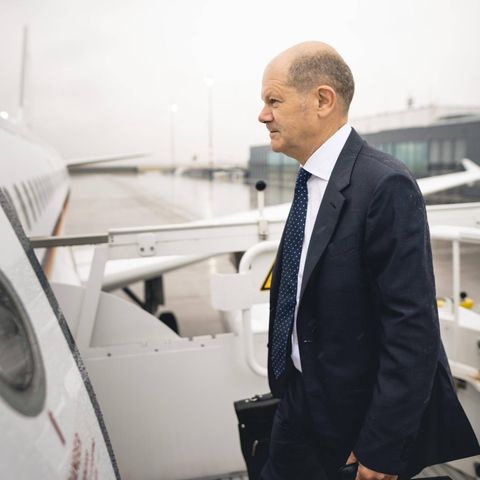 Scholz steigt in ein Flugzeug