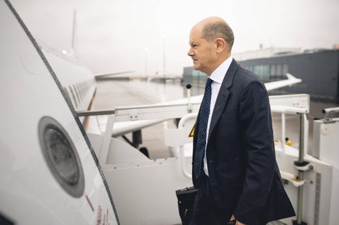 Scholz steigt in ein Flugzeug