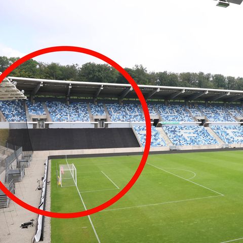 Die "Kuhwiesen" im Saarbrücker Ludwigsparkstadion werden von Planen bedeckt