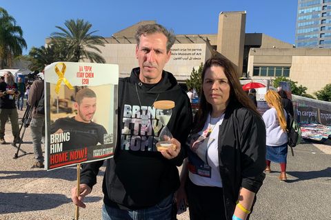 Ruby Chen (links) und Hagit Chen (rechts), die Eltern des entführten 20-Jährigen Itay Chen in Tel Aviv