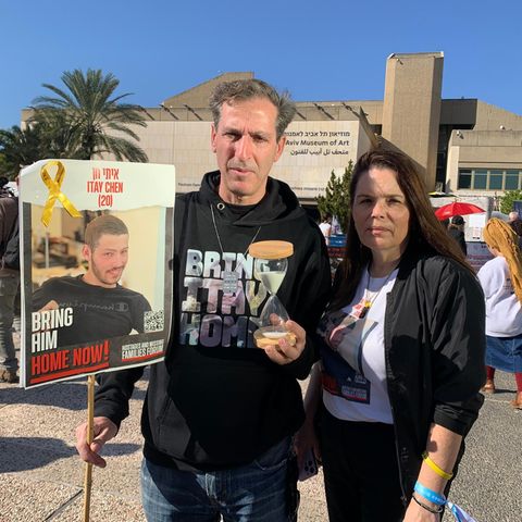 Ruby Chen (links) und Hagit Chen (rechts), die Eltern des entführten 20-Jährigen Itay Chen in Tel Aviv