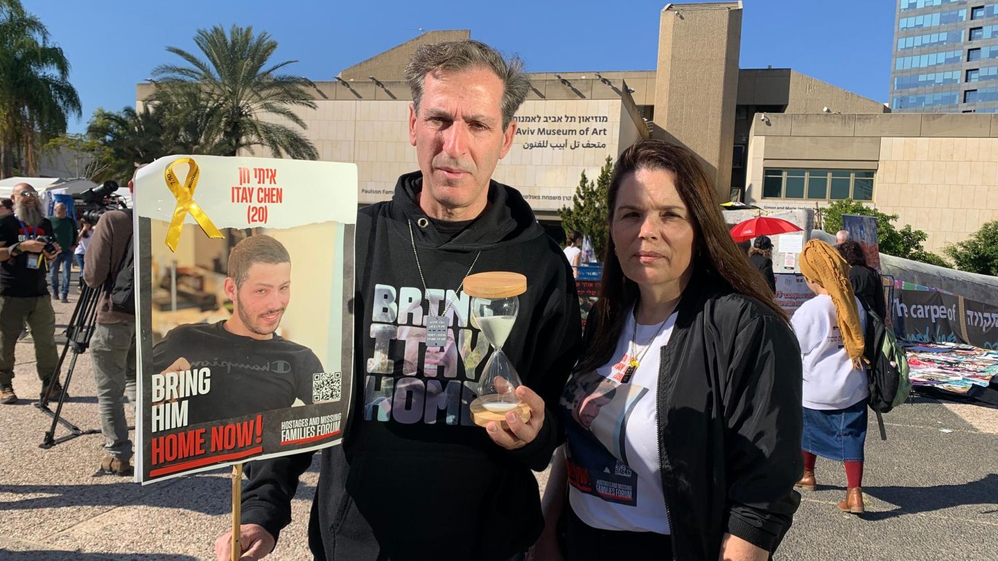 Ruby Chen (links) und Hagit Chen (rechts), die Eltern des entführten 20-Jährigen Itay Chen in Tel Aviv