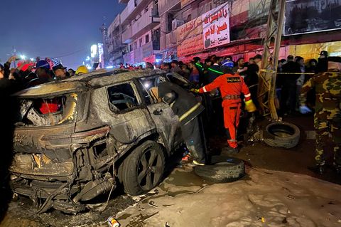 Nach dem US-Drohnenangriff in Bagdad ist von dem Fahrzeug nur noch ein verbranntes Wrack übrig