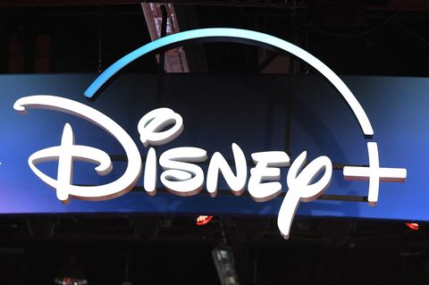Das Logo des Streaming-Anbieters Disney+ prangt an einem Gebäude