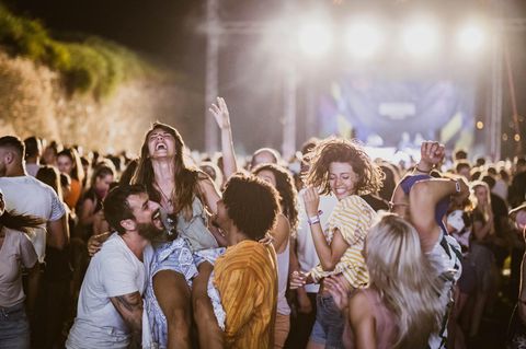 Hurricane Festival 2024: Das Publikum feiert vor der Bühne.