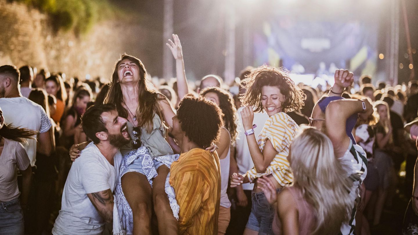 Hurricane Festival 2024: Das Publikum feiert vor der Bühne.
