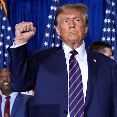 Donald Trump hält eine Faust hoch