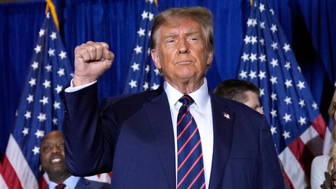 Donald Trump hält eine Faust hoch